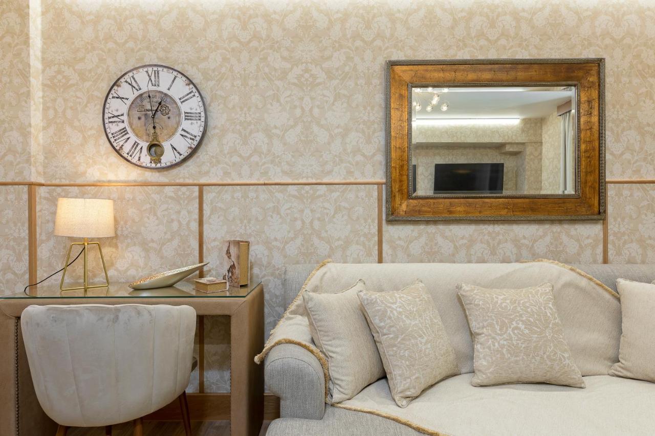 Vouliagmeni'S Elegance By Acropolis Suites 아테네 외부 사진